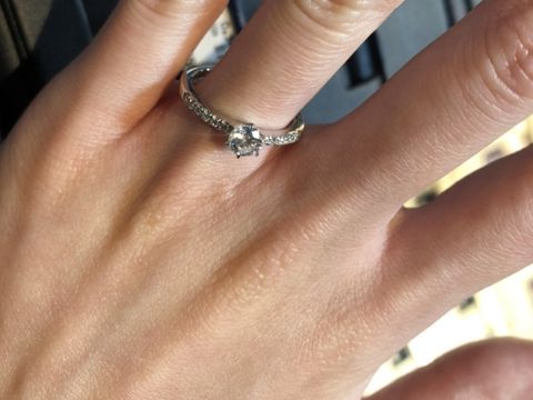 【ROYAL ASSCHER(ロイヤル・アッシャー)の口コミ】 指輪のデザイン:メレ(中心に大きいダイヤモンド、周りに等しい大きさの小…