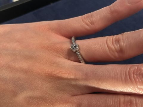 【4℃ BRIDAL(ヨンドシーブライダル)の口コミ】 指輪のデザイン:メレ(中心に大きいダイヤモンド、その周囲に小さい大きさ…