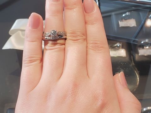 【エクセルコダイヤモンド(EXELCO DIAMOND)の口コミ】 骨格ストレートの太めの指にも負けない幅が広めのバンド、パヴェとミル打…