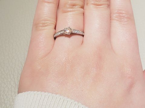 【ショーメ(CHAUMET)の口コミ】 アームが細めで華奢な印象ですが、パヴェタイプなので地味にならずに華や…