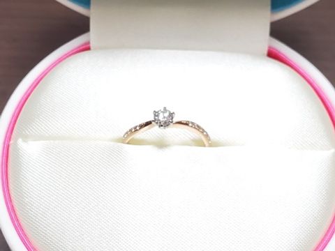 【COCKTAIL(カクテル)の口コミ】 指輪の周りにも小さいダイヤが入っており、シンプルで使いやすいデザイン…