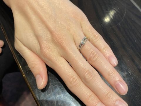 【ケイウノ ブライダル(K.UNO BRIDAL)の口コミ】 新婦用は細身のタイプの婚約指輪と結婚指輪、新郎用はあまり目立たない結…