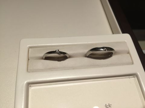 【俄(にわか)の口コミ】 石付きのマリッジリングを探していて、シンプルですが特徴的でオリジナリ…
