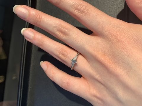 【エクセルコダイヤモンド(EXELCO DIAMOND)の口コミ】 センターダイヤモンドの大きさは0.25カラットですが、
・両脇にメレダイヤ…