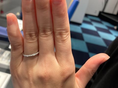 【銀座ダイヤモンドシライシの口コミ】 つけ心地はなめらかでとてもフィットします。ダイヤモンドもどの角度から…