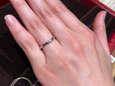 【カルティエ(Cartier)の口コミ】 シンプルなのに一粒ダイヤが際立つ綺麗なシルエットです。また、V字側には…