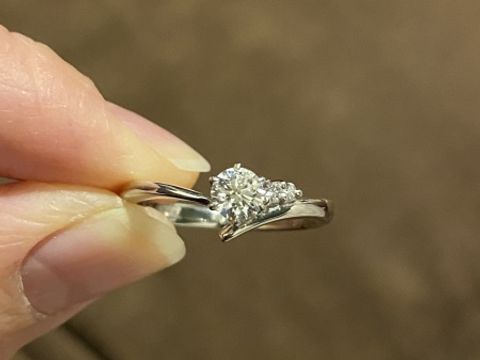 【EIKA(エイカ)の口コミ】 夫からプロポーズにダイヤ(ケースを開けたら薔薇がありその真ん中にダイヤ…