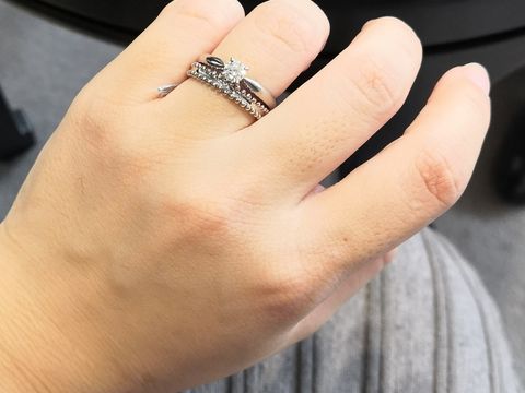 【ヴァン クリーフ＆アーペル(Van Cleef & Arpels)の口コミ】 婚約指輪もヴァンクリにお世話になりました。
指どおりやクオリティは理解…