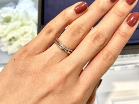 【4℃ BRIDAL(ヨンドシーブライダル)の口コミ】 ハーフエタニティを婚約指輪として選び、シンプルな結婚指輪とセットで着…