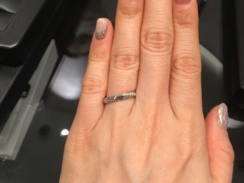 【ラザール ダイヤモンド(LAZARE DIAMOND)の口コミ】 結婚指輪ストレートでダイヤモンドが入った物で探していました。こちらの…
