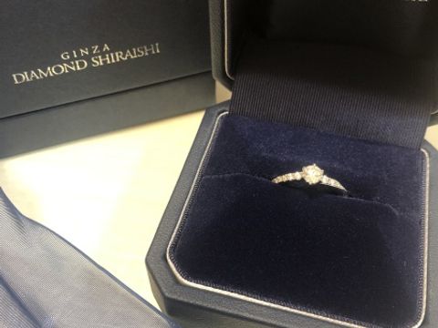 【銀座ダイヤモンドシライシの口コミ】 キラキラした婚約指輪に憧れがあり、メレダイヤも輝いているこちらの指輪…