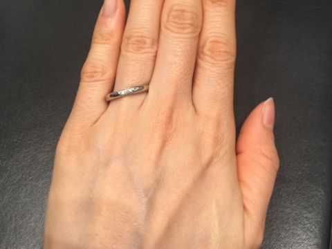 【ラザール ダイヤモンド(LAZARE DIAMOND)の口コミ】 ダイヤモンドが正面と上下の側面に3個並んでいて、合計9個のダイヤモンド…