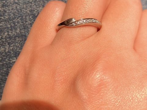 【銀座ダイヤモンドシライシの口コミ】 ウェーブデザインがとても可愛いく、ダイヤモンドがたくさん埋め込まれて…