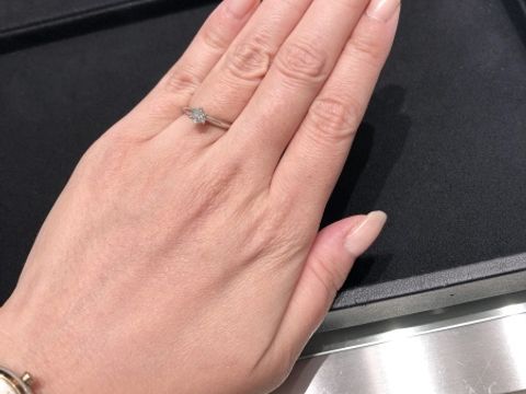 【ティファニー(Tiffany & Co.)の口コミ】 ティファニーの中でも王道と言えるデザインのエンゲージメントリングだと…