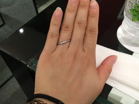 【ラザール ダイヤモンド(LAZARE DIAMOND)の口コミ】 ダイヤモンドが複数粒入っていて、軽くウェーブになったデザインで探して…