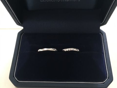 【銀座ダイヤモンドシライシの口コミ】 ダイヤモンドが何粒か入っていてゆるくウェーブになったデザインで探して…