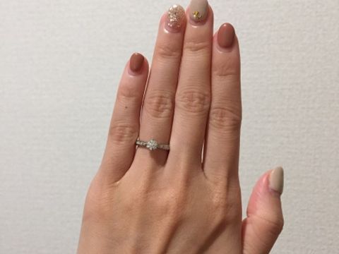 【SONARE(ソナーレ)の口コミ】 シンプルなデザインが好みでしたが、メインのダイヤモンドのサイドにリボ…