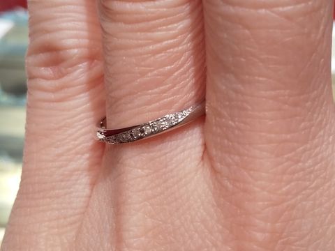 【AFFLUX(アフラックス)の口コミ】 メレダイヤが斜めにたくさんついていて、180度どこから見てもダイヤが見え…