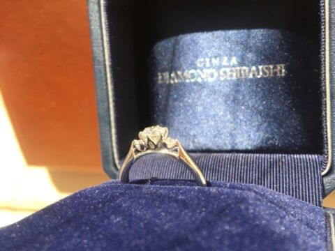 【銀座ダイヤモンドシライシの口コミ】 中央に一粒ダイヤモンドがある隣にメレダイヤが寄り添っており、キラキラ…