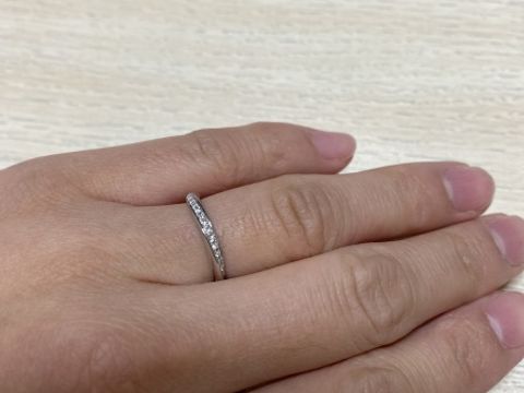 【4℃ BRIDAL(ヨンドシーブライダル)の口コミ】 ウェーブがかかっていた指輪が珍しくて選んだのと、同じシリーズの婚約指…