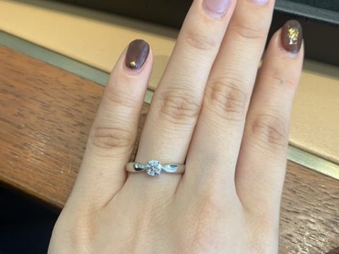 【ティファニー(Tiffany & Co.)の口コミ】 ティファニーセッティングもおすすめされたのですが、高さがだいぶ出て、…