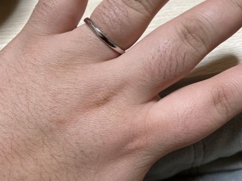 【4℃ BRIDAL(ヨンドシーブライダル)の口コミ】 デザインはシンプルなプラチナで普通のリングと違って、波打つような水を…