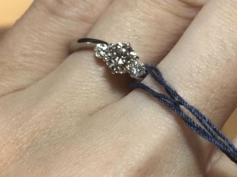 【ROYAL ASSCHER(ロイヤル・アッシャー)の口コミ】 中央の石の横にサイドに石がついているタイプです。真横ではなく、少し斜…