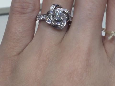 【ブシュロン(BOUCHERON)の口コミ】 ブシュロンといえばこのピヴォワンヌがいいということで、試着に伺いまし…