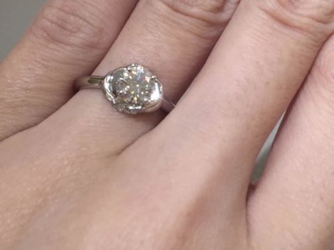 【ショーメ(CHAUMET)の口コミ】 リアンというこちらの指輪は絆を意味しており、中央の石を台座が囲んでい…