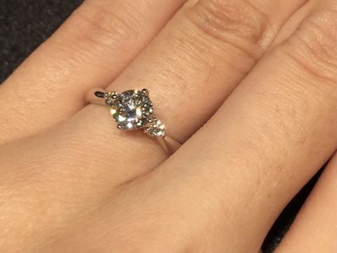 【TASAKI(タサキ)の口コミ】 サイドにも石がついているデザインを妻が希望していたので、こちらの指輪…