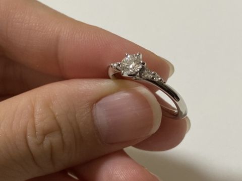 【銀座ダイヤモンドシライシの口コミ】 こちらは夫が1人で購入してくれたのですが、店員さんに私の特徴を話して、…