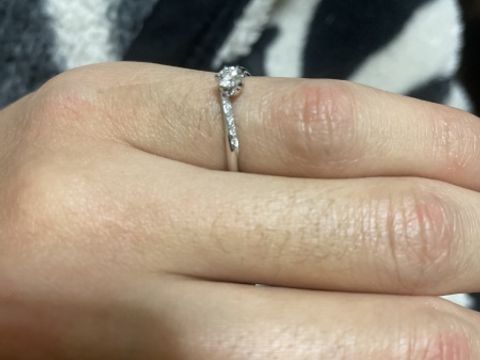 【銀座ダイヤモンドシライシの口コミ】 デザインがお気に入りです
真ん中に大きなダイヤモンドが
着いていて横に…