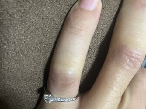 【銀座ダイヤモンドシライシの口コミ】 とてもシンプルで真ん中のダイヤモンドが目立つようになってます
そして横…
