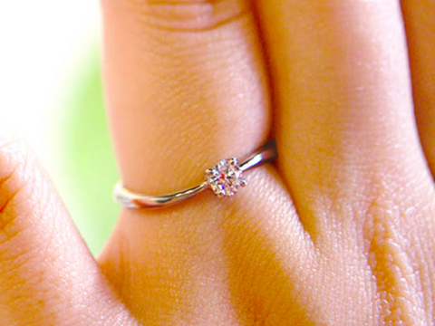 【TILLA EARTH(ティーラアース)の口コミ】 婚約指輪はダイヤ入りのがいいと思っていて、お店の方にいろいろ見せても…