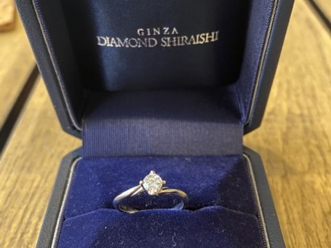 【銀座ダイヤモンドシライシの口コミ】 ダイヤモンドの爪が4つで横から見るダイヤモンドがとてもきれいだったため…