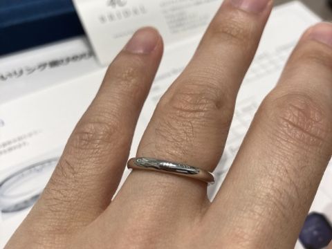 【4℃ BRIDAL(ヨンドシーブライダル)の口コミ】 石なしでシンプルな結婚指輪を探しており、４℃さんの結婚指輪を試着させて…
