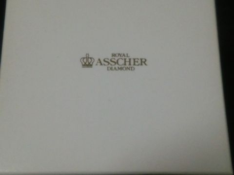 【ROYAL ASSCHER(ロイヤル・アッシャー)の口コミ】 大きなダイヤの横に小さなダイヤが並んでいるのがとても綺麗でした。普段…