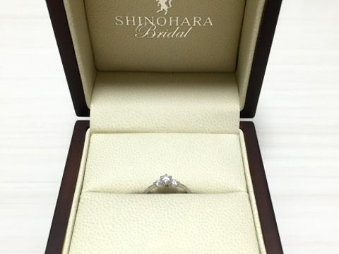 【SHINOHARA Bridal(シノハラブライダル)の口コミ】 結婚資金的に婚約指輪を購入するつもりではなかったので、
とりあえず見て…