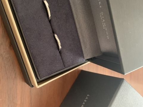 【ラザール ダイヤモンド(LAZARE DIAMOND)の口コミ】 ダイヤが斜めに入っていて、つけた時に指が綺麗に見えるデザイン。つけ心…