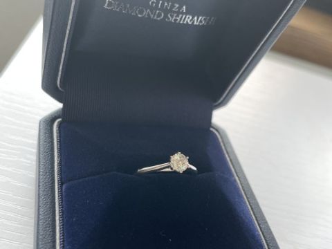 【銀座ダイヤモンドシライシの口コミ】 石の輝きや、土台の形が気に入り、決めました。
いくつも指にはめてみて、…