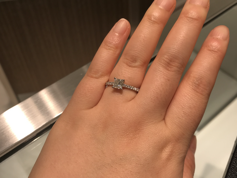 【ティファニー(Tiffany & Co.)の口コミ】 四角くカットされた大きいダイヤと全周囲に散りばめられたダイヤが豪華な…