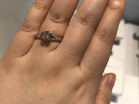 【ブルガリ(BVLGARI)の口コミ】 インコントロ ダモーレ リングは、センターにラウンドブリリアントカット…