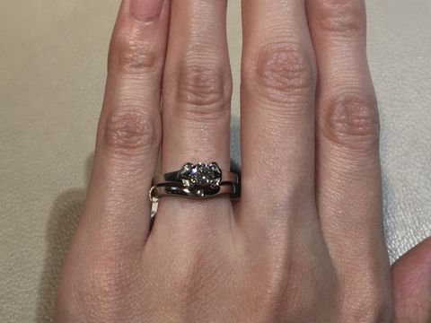 【カルティエ(Cartier)の口コミ】 写真ではバレリーナ の結婚指輪、婚約指輪を重ね付けしています。
試着し…