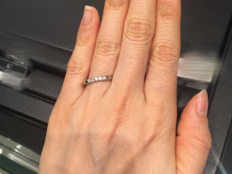 【ラザール ダイヤモンド(LAZARE DIAMOND)の口コミ】 ダイヤモンドが中心に配置されているシンプルなデザインですが、ダイヤモ…