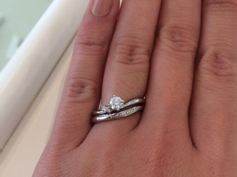 【CAFERING(カフェリング)の口コミ】 細めのデザインで、緩やかなウェーブラインのこのリングは手元が優しく見…