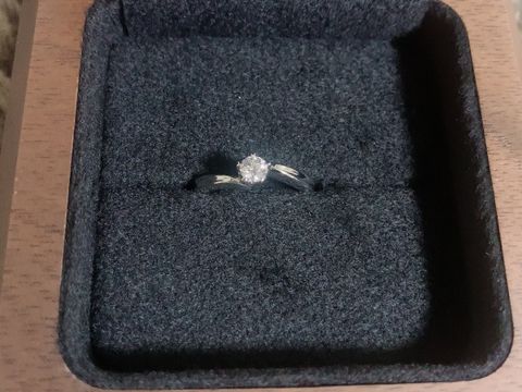 【TANZO.(鍛造指輪)の口コミ】 ダイヤモンドは、彼が数種類のダイヤモンドを拡大したり、光に当てたりと…