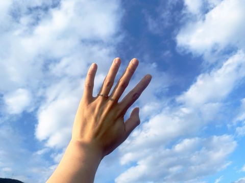 【FOREVERMARK(フォーエバーマーク)の口コミ】 両サイドにあるピンクダイヤが綺麗で決めました。
太すぎではない指に違和…