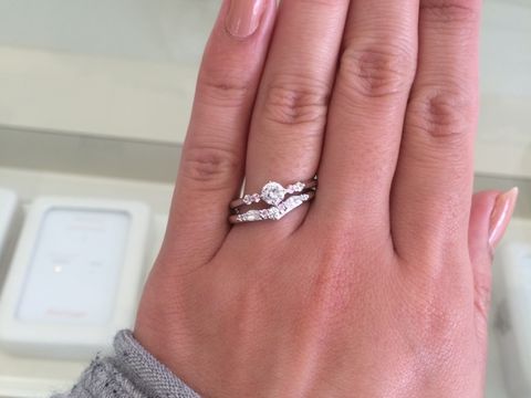 【Mariage ent(マリアージュエント)の口コミ】 Vラインのリングは指が長く見えると言われ思わず試着してみました！
結婚…