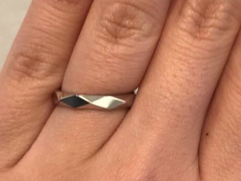 【ブシュロン(BOUCHERON)の口コミ】 こちらの指輪を見た瞬間に一目惚れしました。ダイヤモンドは入っておりま…