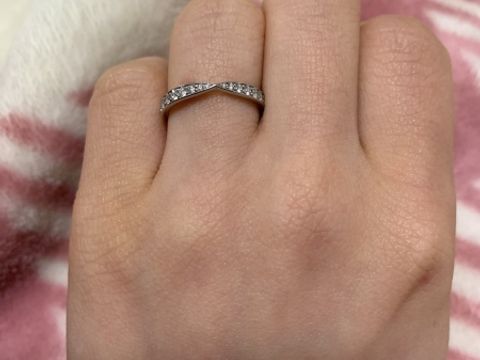 【ティファニー(Tiffany & Co.)の口コミ】 リボンのような可愛いデザインに惹かれました。婚約指輪も同じティファニ…